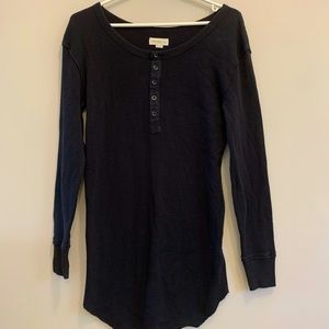 Cozy long sleeve top from Golden by TNA, black colour.